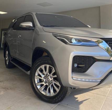 TOYOTA HILUX SW4 2.8 D-4D TURBO DIESEL SRX 7L 4X4 AUTOMÁTICO